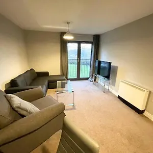 Centre Deluxe: Spacious 1-bed With Flexible Sleeping & Free Parking Apartment